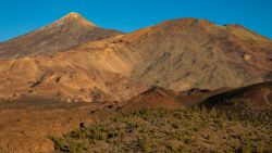 Anocheciendo poco a poco sobre los dos grandes volcanes de Tenerife