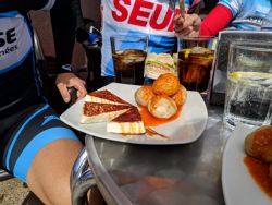 Un almuerzo en un bar de carretera panorámico muy cerca de Masca