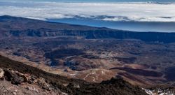 Vista desde arriba del Teide de la zona de las Cañadas y observatorio astrofísico