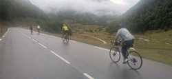 Fotografía: Ciclistas enfrentando la lluvia en el puerto de Portalet 