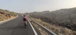 Ascenso bajo el sol de Maspalomas en la Degollada de la Yeguas 