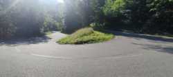 Ciclistas Ascendiendo el Puerto de Aubisque desde Laruns con Vistas que dan la vuelta