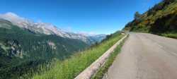 Ciclistas en la Ascensión al Puerto de Aubisque desde Laruns, Francia  