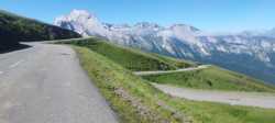 Ciclistas Ascendiendo el Puerto de Aubisque en una Carretera Serpenteante, Francia  