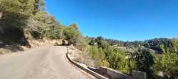 Ciclistas Ascendiendo por el Desafiante Tossal Gros en Oliva, Valencia