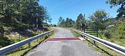 Ascenso al Puerto de Luezas en Terroba: Ciclistas y Paisaje Montañoso en La Rioja   