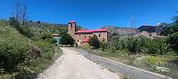 Ciclistas Ascendiendo por las Curvas del Puerto de Montaña Luezas en La Rioja   