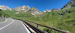 Grandes vistas subiendo al  Gran San Bernardo en la vertiente de Aosta