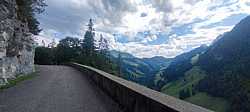 Ascendiendo por las curvadas laderas del Jaunpass en Suiza y disfrutando sin más