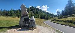 Curvas pronunciadas y verdes paisajes en la ascensión al Passo del Mortirolo