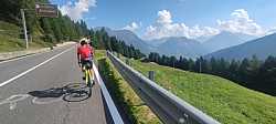 Excelente carretera y vistas subiendo el Passo Foscagno en Italia