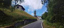 Ascendiendo por las empinadas estrechas curvas del Passo del Mortirolo en Italia