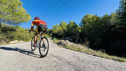 Desafiando la inclinación mientras ascendemos hacia el Monte Bartolo en Benicasim