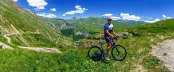 Joseba con los impresionantes paisajes de la Marmotte