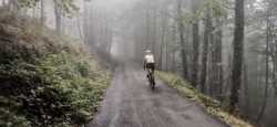 Fotografía: Ciclistas escalando el Puerto Lindux en medio de la niebla