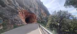 Fotografía: Carretera sinuosa con túnel en el puerto de Cardó, Rasquera