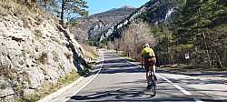 Fotografía: Entre pared de roca y bosque, voy pillando ritmo camino del Santuario de Montgrony